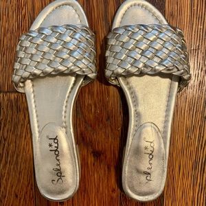 Beautiful gold woven Splendid sandal/slide.